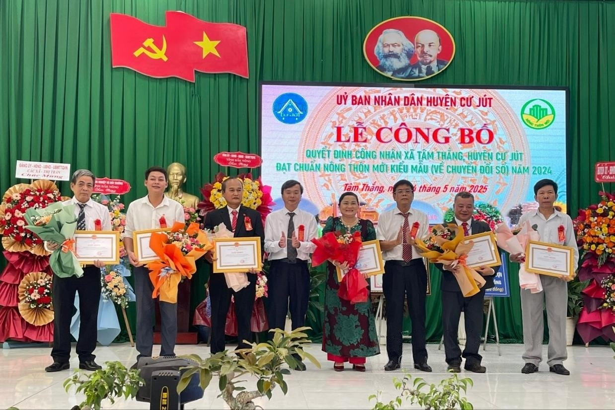 trao-giay-khen-cho-cac-tap-the-co-thanh-tich-xuat-sac-trong-xay-dung-ntm-cua-xa-tam-thang-huyen-cu-jut-1747313567.jpeg