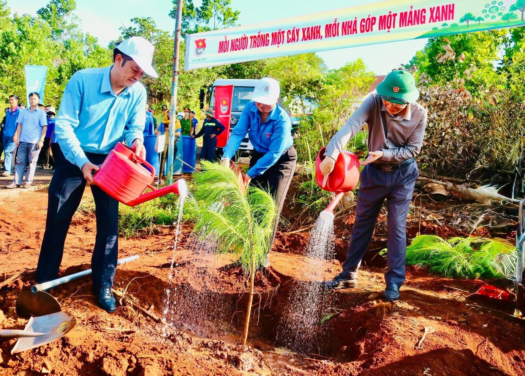 bi-thu-tinh-uy-truong-doan-dbqh-tinh-dak-nong-ngo-thanh-danh-ben-phai-tham-gia-trong-cay-tai-le-phat-dong-1747649844.jpg