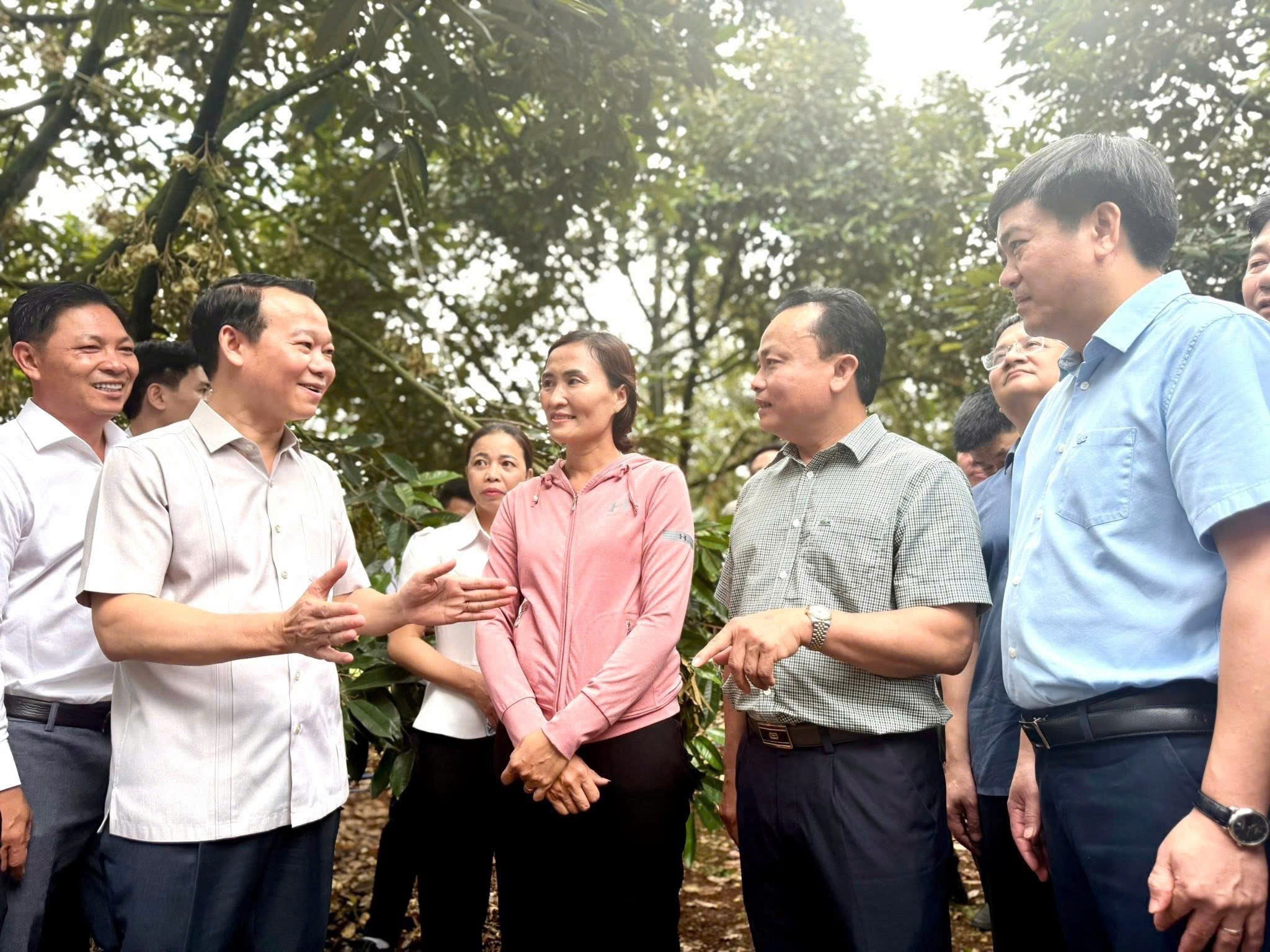 bo-truong-bo-nong-nghiep-va-moi-truong-do-duc-duy-trao-doi-voi-nong-dan-va-doanh-nghiep-nganh-hang-sau-rieng-tai-dak-lak-1748146966.jpg
