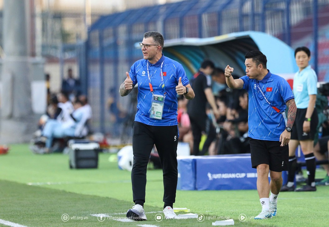 HLV Cristiano Roland chỉ đạo các học trò trong trận U17 Việt Nam hòa 1-1 U17 Nhật Bản