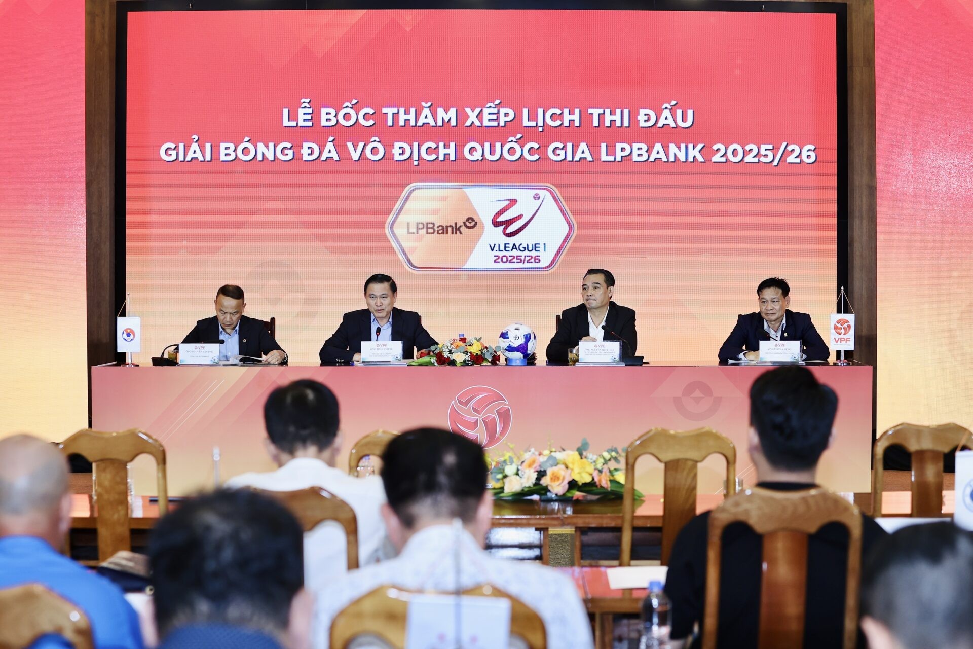 Lễ bốc thăm xếp lịch thi đấu giải bóng đá Vô địch quốc gia LPBank 2025-2026 tổ chức tại Hà Nội