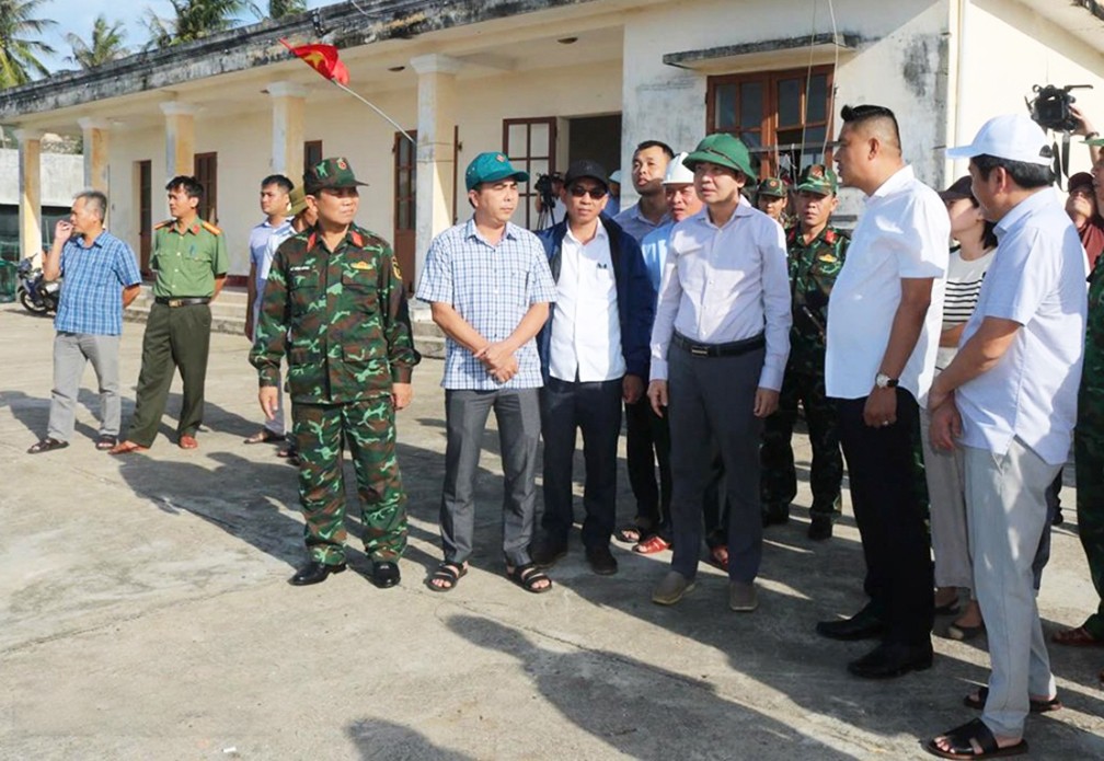 chu-tich-tinh-dak-lak-ta-anh-tuan-kiem-tra-khu-neo-dau-tranh-bao-cho-tau-ca-tai-vinh-xuan-dai-1762390226.jpg