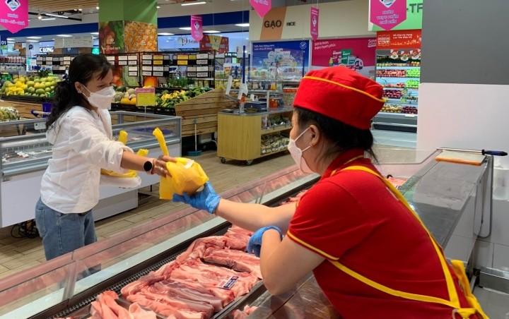 khach-hang-chon-mua-thit-heo-tai-quay-thit-vissan-trong-he-thong-sieu-thi-coopmart-14584229-1712304358.jpeg