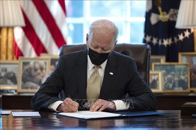 vna-potal-my-tong-thong-joe-biden-ky-ban-hanh-luat-chuong-trinh-cho-vay-ho-tro-doanh-nghiep-nho-stand-20211112095237-1636687183.jpg