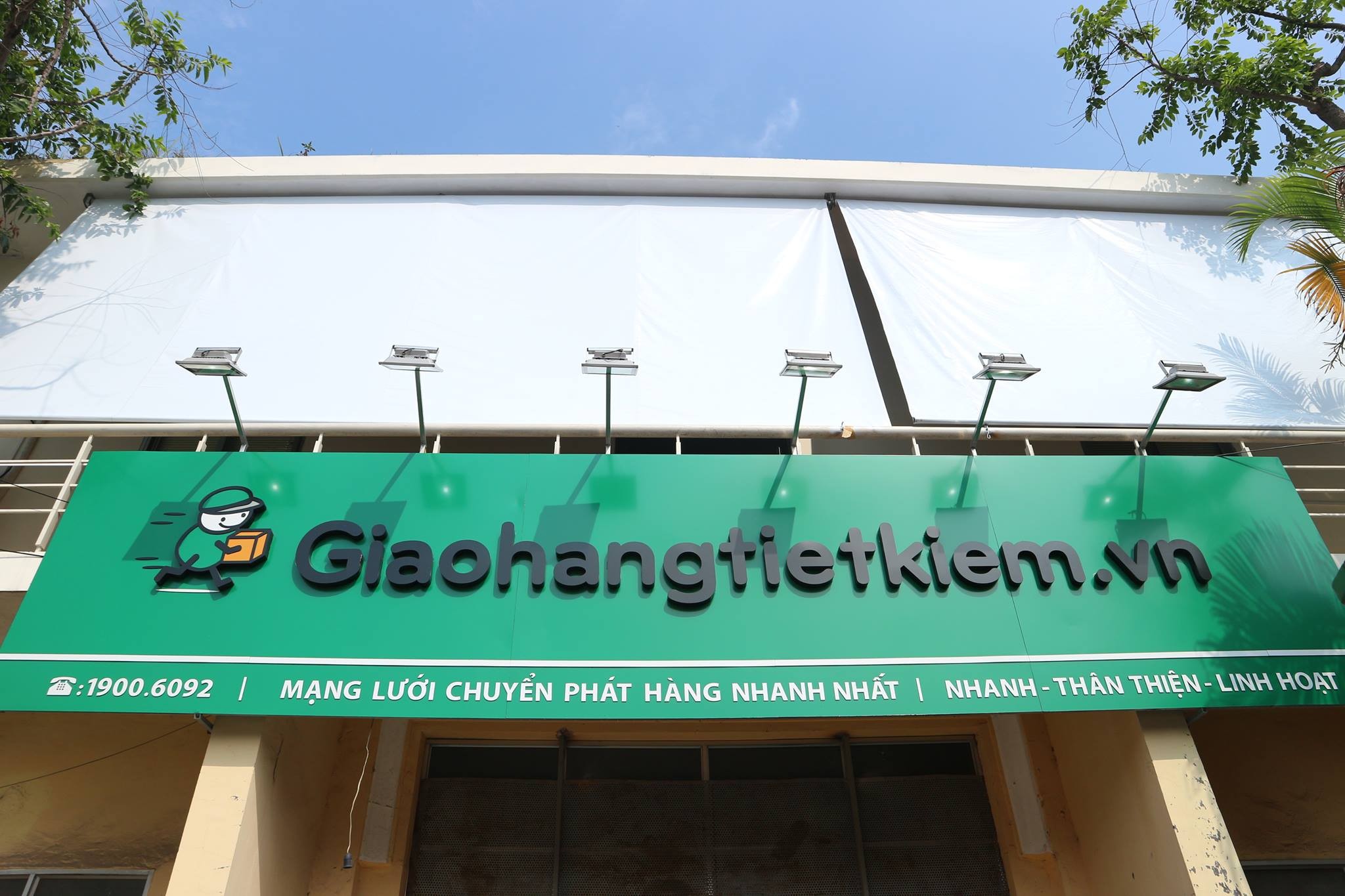 cong-ty-giao-hang-tiet-kiem-1676608815.jpg