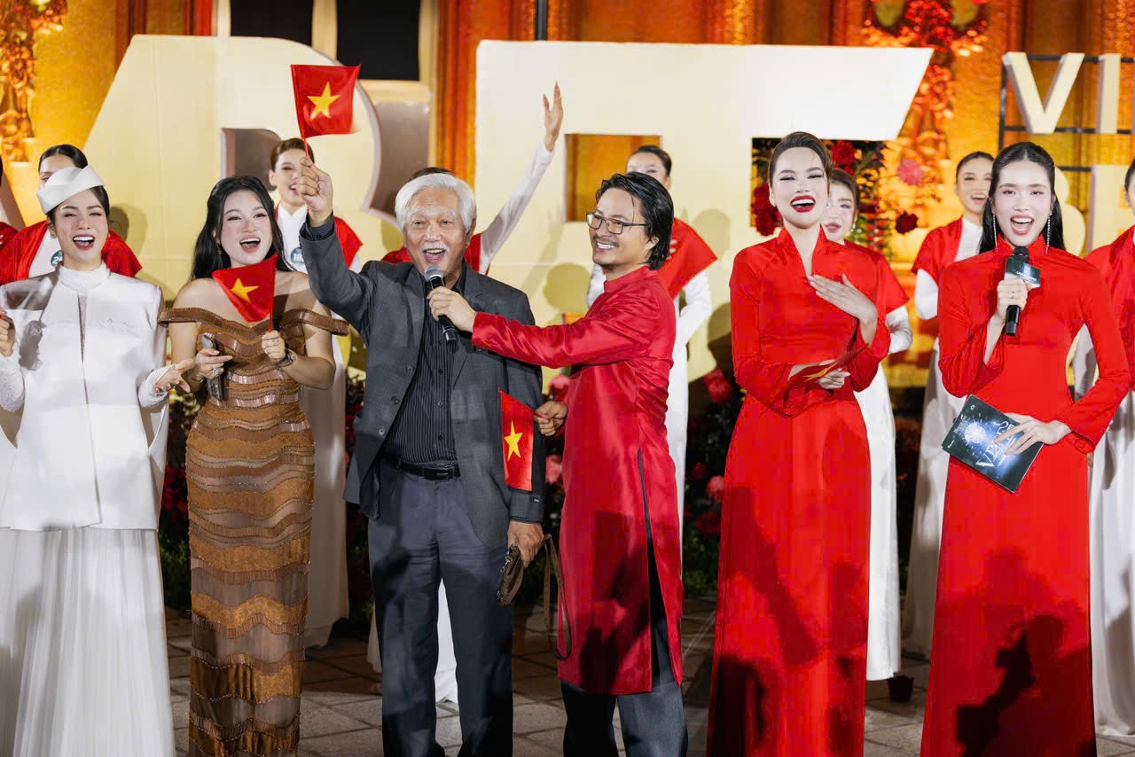 Dàn Hoa - Á hậu, thí sinh Miss Grand Vietnam 2025 diện áo dài hát mừng Quốc khánh 2/9