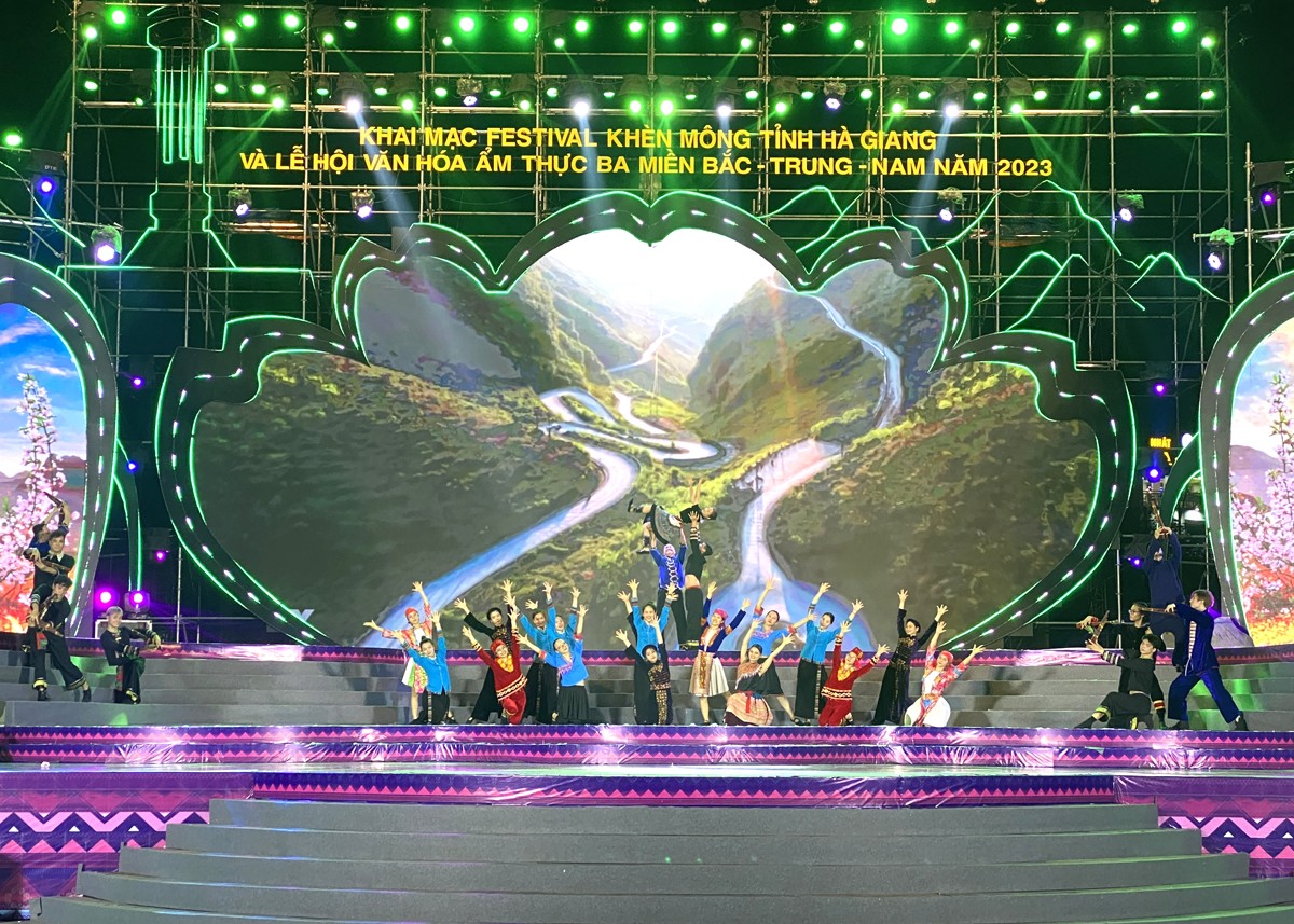 san-khau-le-hoi-ha-giang-1682156378.jpg
