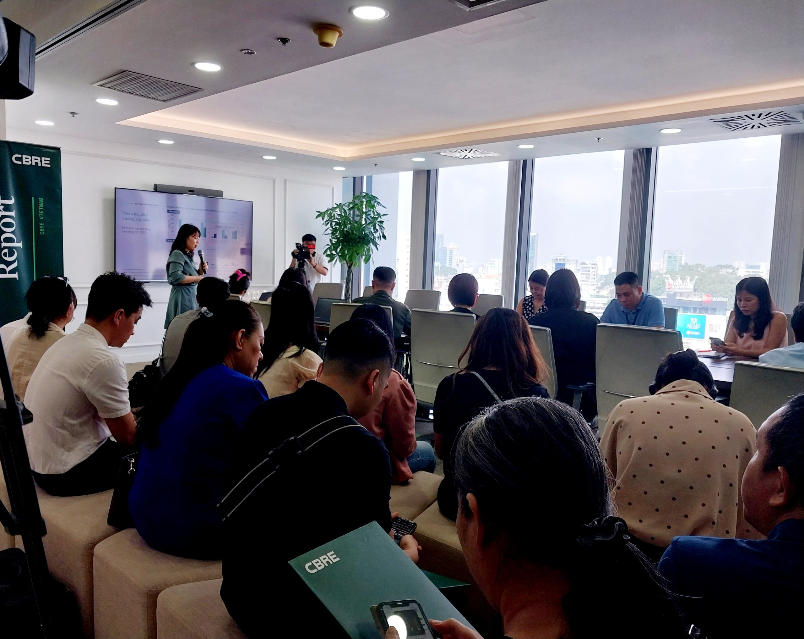cbre-bao-cao-thi-truong-1697076772.jpg