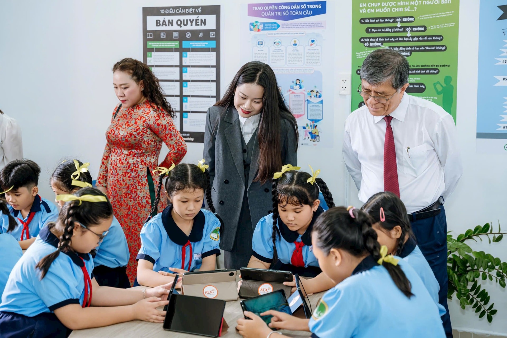 nganh-giao-duc-tang-toc-so-hoa-huong-toi-cap-hon-mot-trieu-van-bang-dien-tu-vao-nam-2025-1763521353.jpg