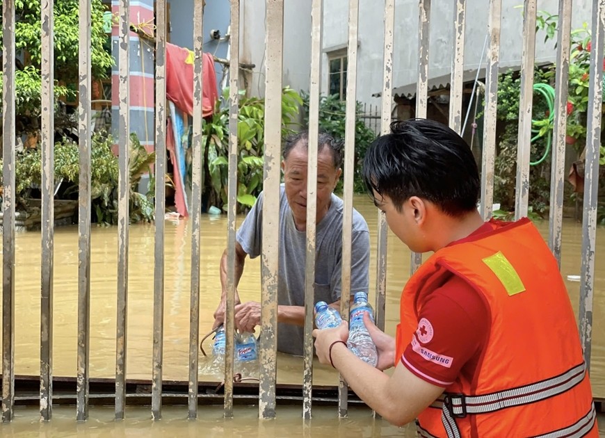 ca-nuoc-huong-ve-dong-bao-vung-bao-lu-voi-hon-2000-ty-dong-ung-ho-1764082237.jpeg