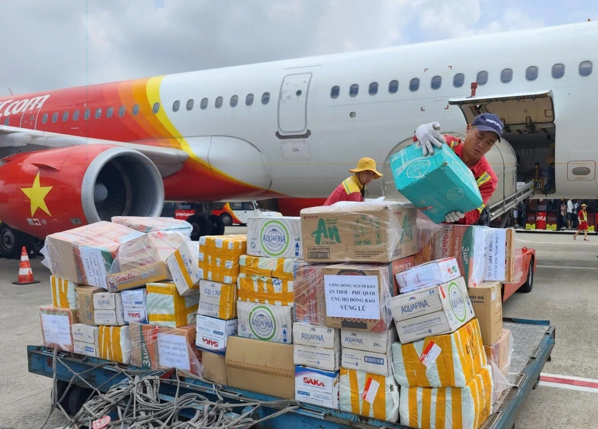 vietnam-airlines-va-vietjet-chung-tay-ho-tro-nguoi-dan-vung-lu-1764071715.webp