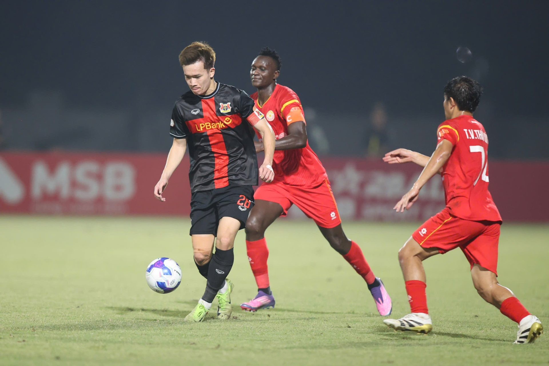 Với thắng lợi 3-1 trên sân PVF-CAND, CLB Ninh Bình tiếp tục duy trì chuỗi 8 trận bất bại