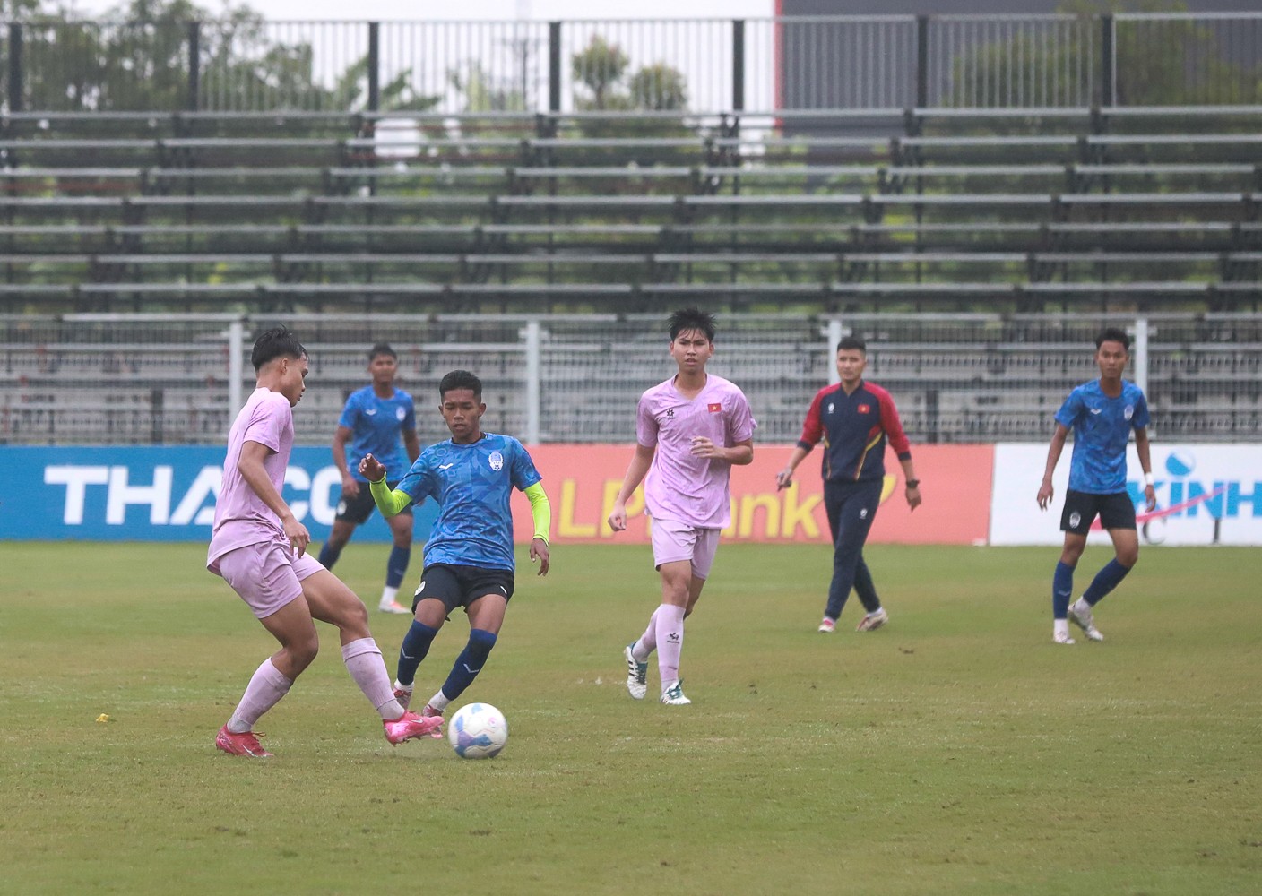 Đội tuyển U17 Việt Nam chơi áp đảo hoàn toàn trước quân xanh U17 Campuchia