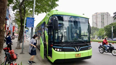 [Video] Hà Nội tăng tốc “xanh hóa”, bổ sung 53 xe buýt điện vào 3 tuyến trục