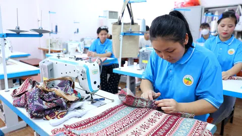 [Video] Những sản phẩm mang dấu ấn nghị lực của học sinh khuyết tật Thụy An