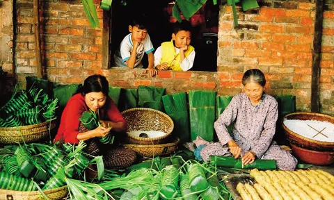 Bên nồi bánh chưng ngày Tết