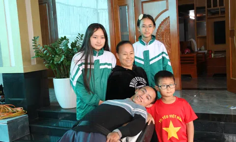 Nghị lực của người đàn ông nằm liệt giường vẫn kiếm tiền tỷ, xây nhà khang trang