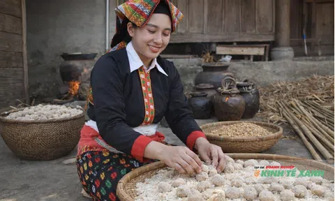 Bên chum rượu cần