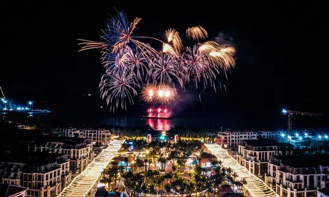 Cát Bà đón dòng khách lớn đêm khai trương VUI-Fest, vịnh trung tâm bùng nổ không khí lễ hội