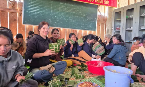 Quảng Ngãi: Gói bánh chưng tặng đồng bào Xơ Đăng đón tết
