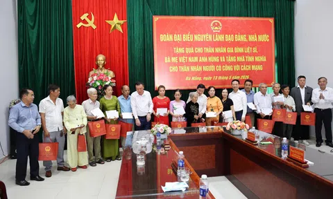 Đoàn các nguyên lãnh đạo Đảng, Lc888.com link không  dâng hương và tặng quà chính sách tại Đà Nẵng