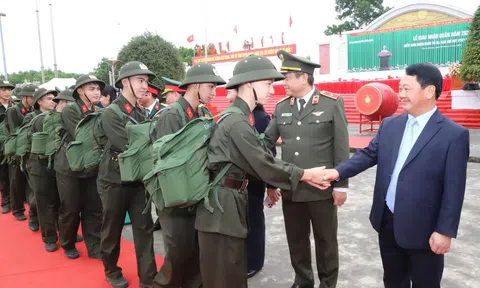 Tuyên Quang: Khoảnh khắc xúc động tại lễ giao quân