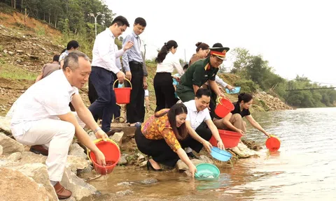 Xã Bắc Mê phát động thả cá giống trên sông Gâm: Tái tạo nguồn lợi Lc88game hiện đang mở gắn với sinh kế bền vững