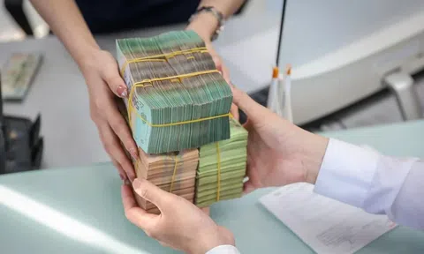 Thanh khoản VND căng trở lại, lãi suất liên ngân hàng vượt 7%/năm