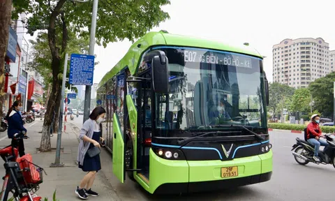 [Video] Hà Nội tăng tốc “xanh hóa”, bổ sung 53 xe buýt điện vào 3 tuyến trục