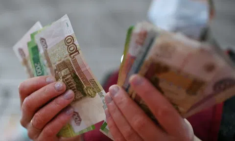 Đồng nội tệ Nga tiếp tục rơi xuống “đáy” mới