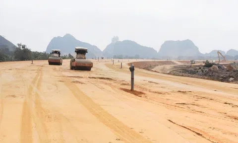 Bàn giao hồ sơ thiết kế cắm cọc giải phóng mặt bằng cao tốc Bắc - Nam