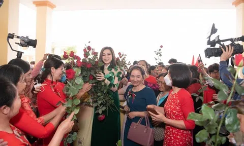 Đỗ Thị Hà được chào đón nồng nhiệt tại quê nhà sau hành trình dài thi Miss World 2021