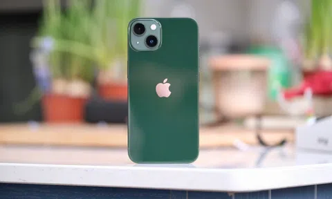 Cận cảnh iPhone 13 màu xanh lá sẽ lên kệ hàng tại Việt Nam vào tuần này