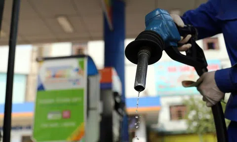 Lùi ngày điều chỉnh giá xăng