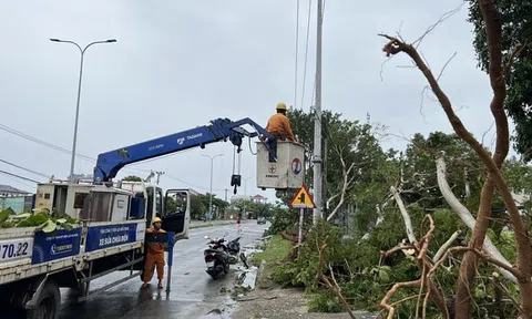 Khôi phục lưới điện sau bão số 4