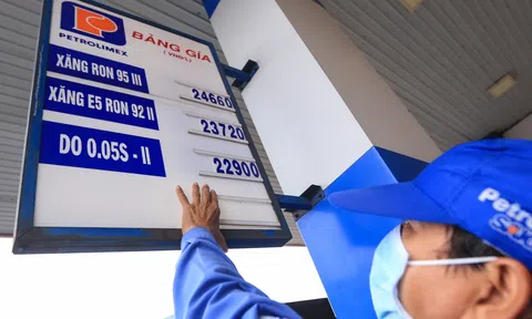 Giá xăng E5RON92 và xăng RON95-III cùng tăng 560 đồng/lít