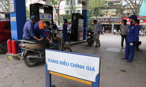 Sau Tết, xăng dầu đồng loạt tăng giá gần 1.000 đồng/lít