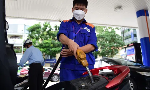 Giá xăng giảm nhẹ
