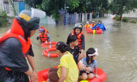 Quân đội, công an Đà Nẵng dầm mưa, giúp dân chạy lụt