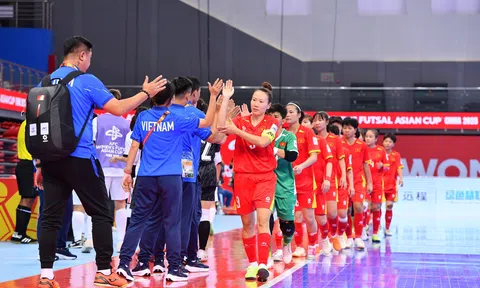 Các cầu thủ futsal nữ Việt Nam đã nỗ lực hết sức mình trong trận ra quân gặp Hồng Kông (Trung Quốc)
