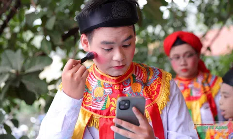 Trai làng Triều Khúc nô nức hóa trang giả gái múa bồng