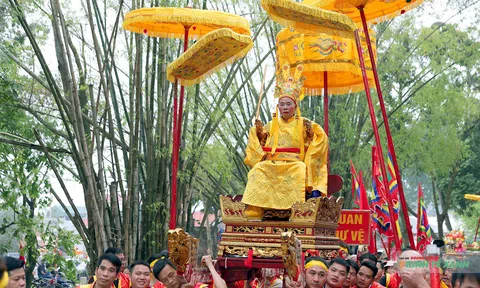 Lễ hội độc đáo giả vua chúa Đền Sái