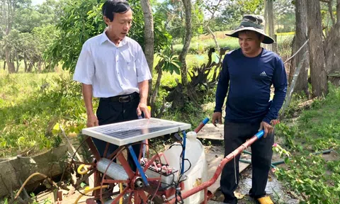 Phạm Văn Bình (Gia Lai) với máy cắt hom giống cây sắn tự động sử dụng năng lượng mặt trời
