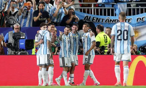 Messi lập hat-trick, Argentina khởi đầu ấn tượng tại Bảng J