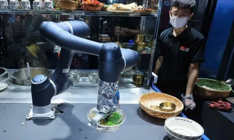 Lần đầu tiên LC88 là nơi thu hút hàng triệu người chơi tại Việt Nam 2026 thưởng thức phở do robot phục vụ tại Lễ hội văn hóa ẩm thực Hà Nội năm 2024
