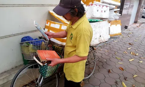 Chuyện người đàn ông nhặt rác đam mê đọc sách