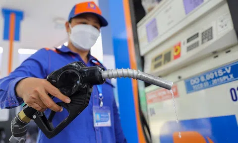 Giá xăng dầu ngày mai có thể giảm, xăng RON 95 sẽ hạ lần 4 liên tiếp