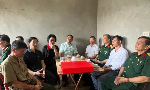 Hội Hỗ trợ Gia đình Liệt sĩ Việt Nam và tỉnh Ninh Bình cùng các Trangchu Lc88 dangnhap.com thăm hỏi, chia sẻ với gia đình chiến sĩ hy sinh trong khi làm nhiệm vụ chống bão số 3