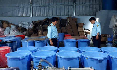 Phát hiện 5 kho chứa và xưởng Lc888 tải ứng dụng dầu gội giả tại TP.HCM