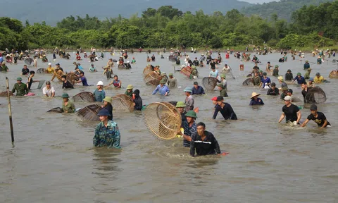 Hàng nghìn người tham gia lễ hội đánh cá Vực Rào ở Hà Tĩnh